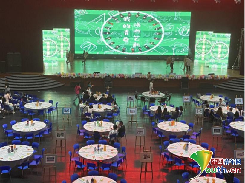 这些高校送的毕业礼物火了，送瓜的，送芯片的，还有送男朋友的