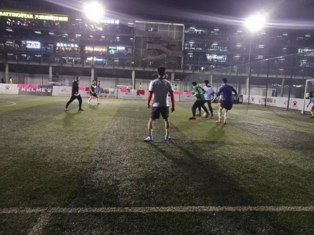 每一个努力打球的人都值得被尊重,每一个认真踢球的人都值得尊敬