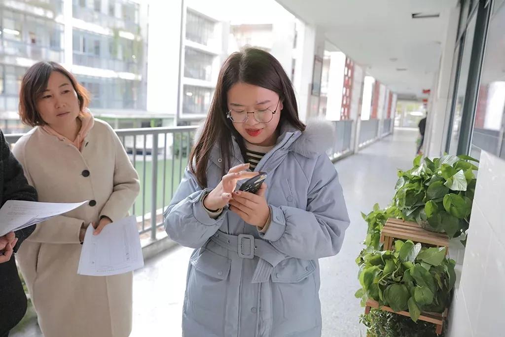 周恩来红军小学开展电子班牌应用考核助力智慧校园建设