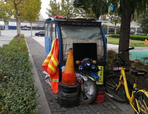 垃圾堆、破围挡、1米高的杂草、……郑州东站附近颜值亟待提升