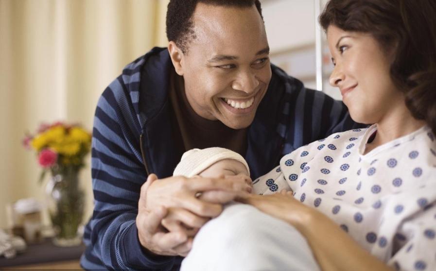 新生儿头发稀少黄是什么原因,出生的新生儿头发黄是什么原因