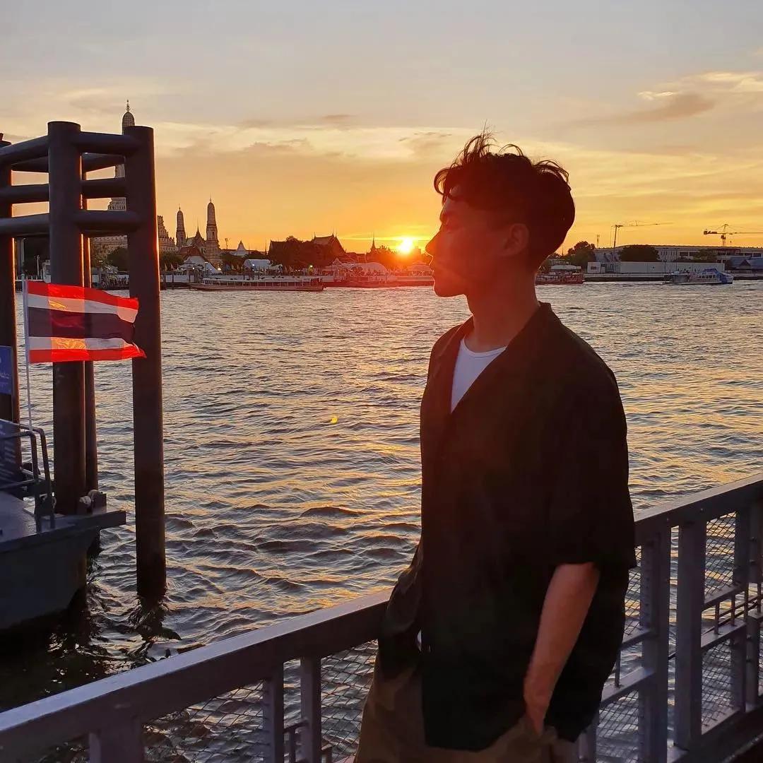 拍照姿势大全男生对镜子超清,男生在花海怎么拍照姿势好看