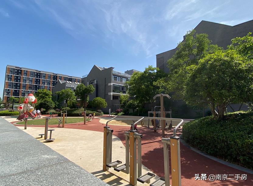 凭实力吸粉！成交破4万/㎡，实探百家湖“网红”神盘