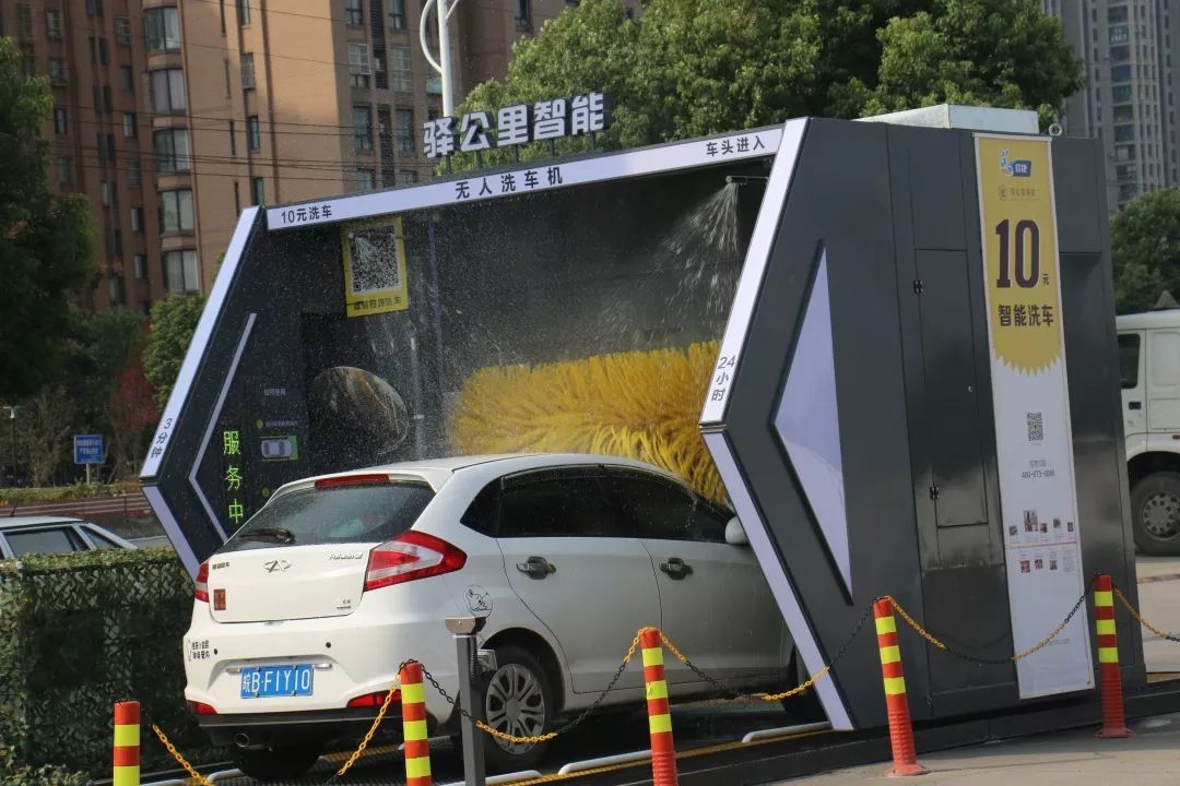 本想加个油，一不小心还蹭了个网红洗车