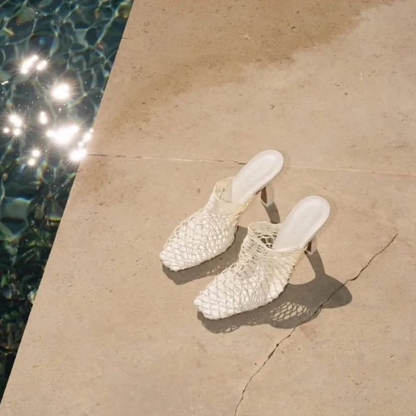 今年最火的4款凉鞋清爽又时髦,一双土到极致的凉鞋就是潮