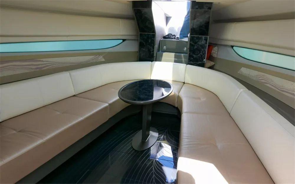 开过我们的豪车，再坐一坐我们的游艇！