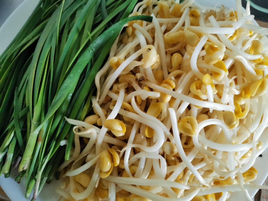当韭菜邂逅黄豆芽，就变成了“黄鸟钻翠林”，居然是一道家常菜