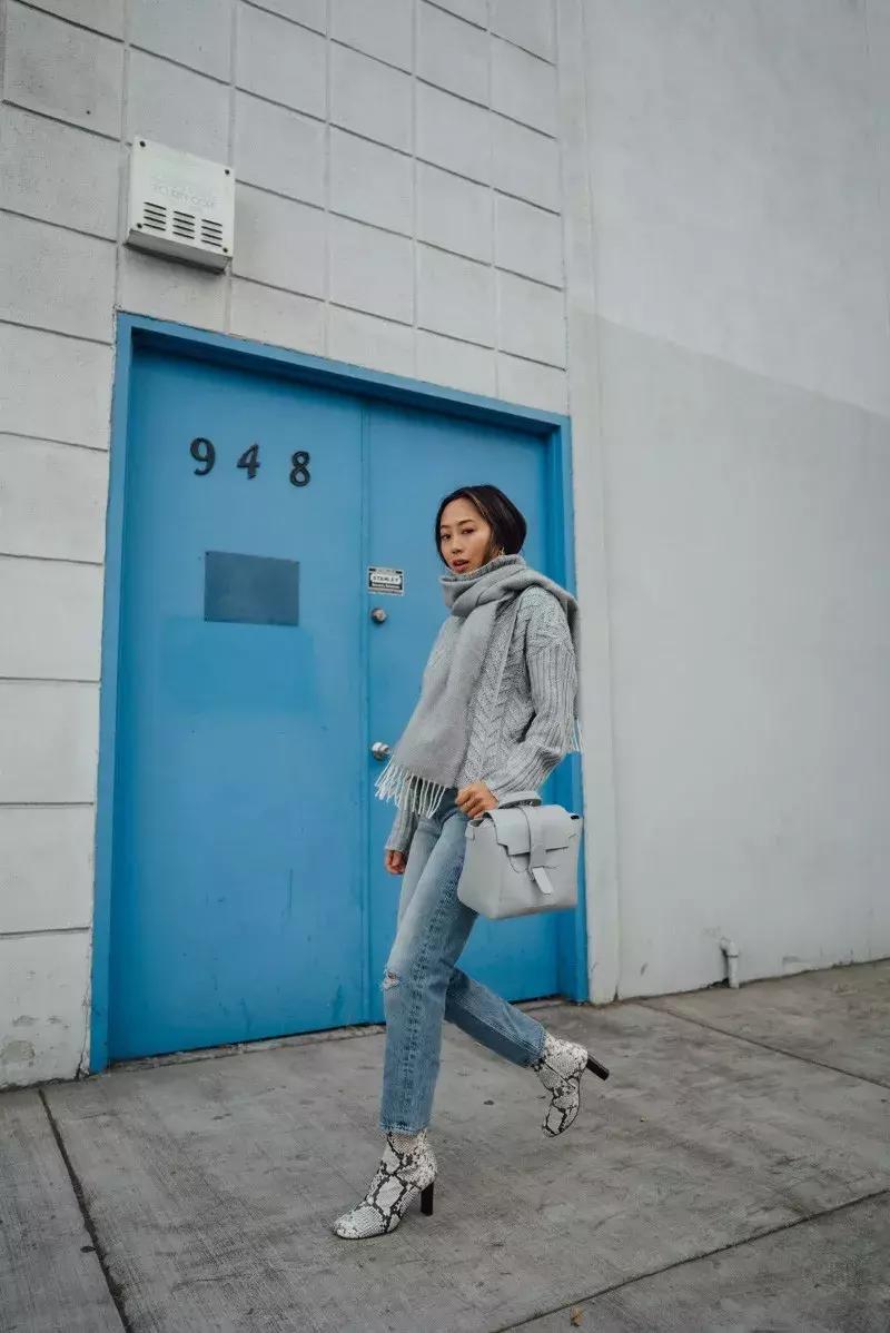 适合羽绒服显脸小围巾的系法,怎么给女生系围巾不会显脸小