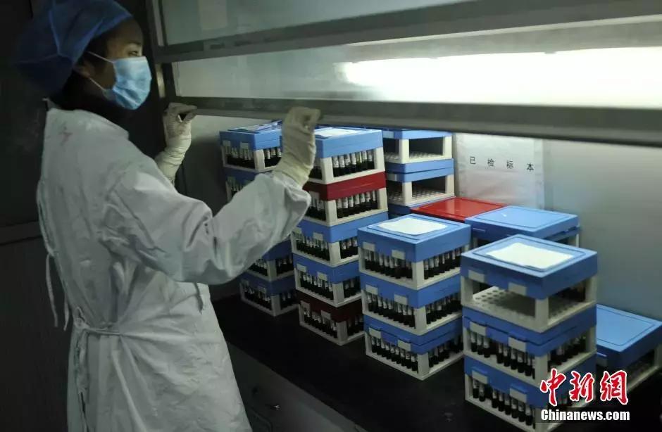 全国85万人报告感染艾滋病，这个因素是主要传播途径……