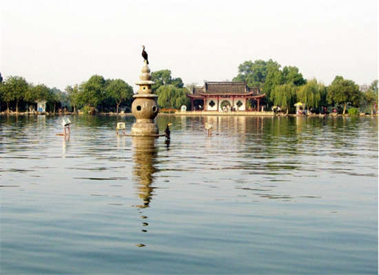 三潭印月的来历神话故事,三潭印月出自哪首诗