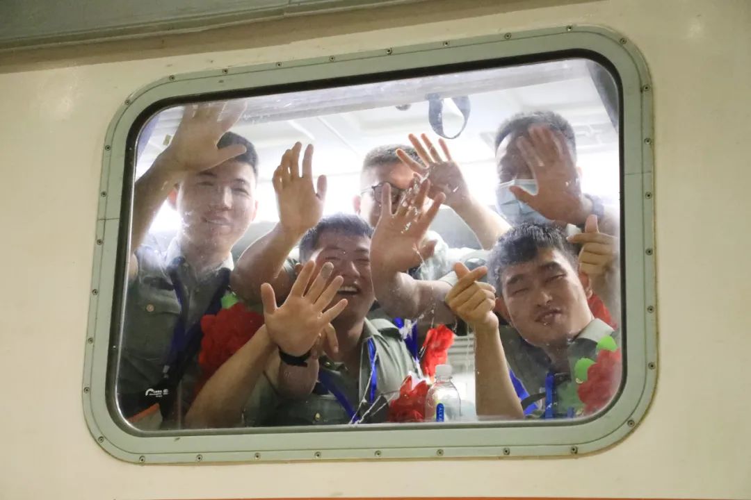 老兵退伍感人瞬间,老兵退伍潸然泪下