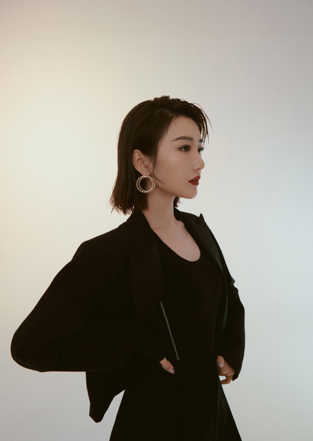 毛晓彤变装视频,毛晓彤黑色西装裙造型