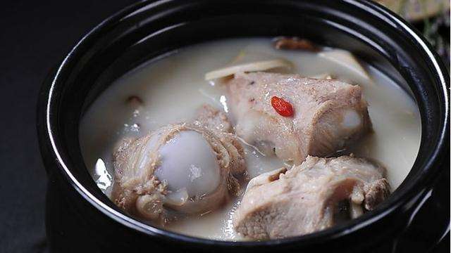 日式豚骨拉面的正宗做法，口感丝滑浓郁，绝对能满足你的味蕾