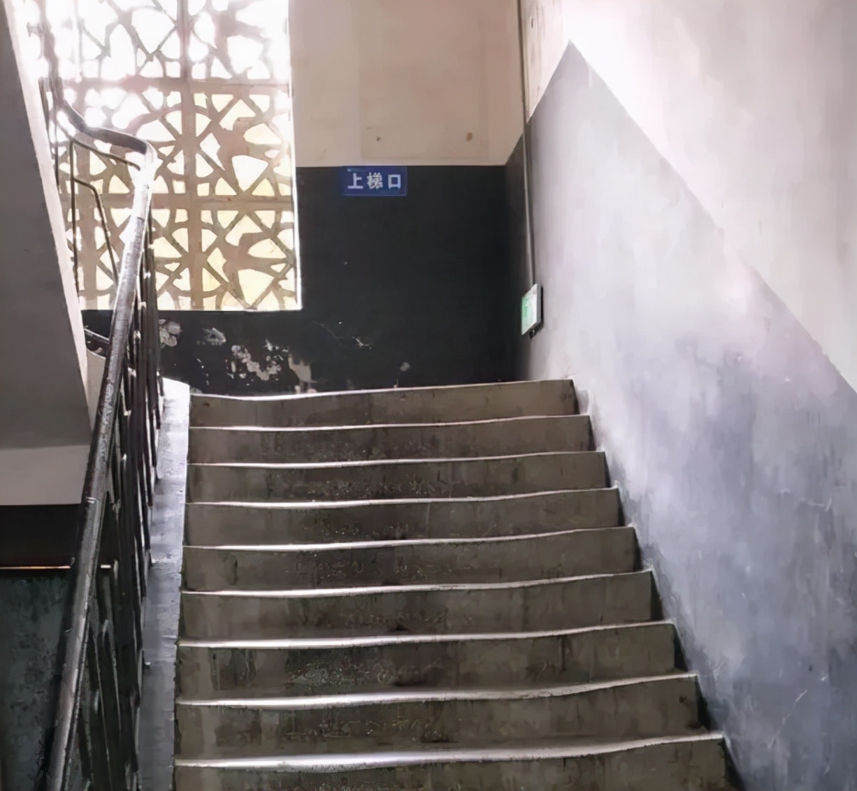 “贫民窟”大学宿舍遭学生嫌弃，环境“脏乱差”，新生表示想复读