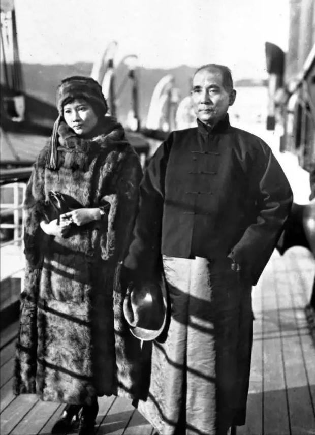 毛主席逝世追悼会上，举国致哀站立吊唁，为何有一人会坐着参加？