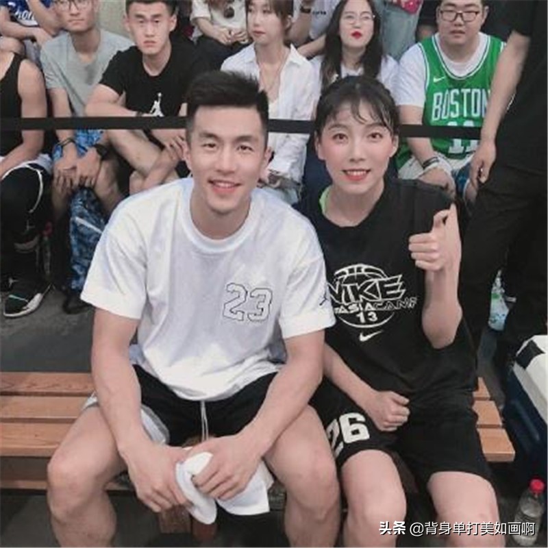 可爱的郭艾伦郭士强撒娇,郭艾伦东单打球跟杨政打招呼