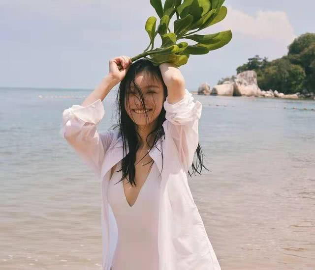 倪妮穿牛仔裤最新机场现身,倪妮身穿吊带红裙现身