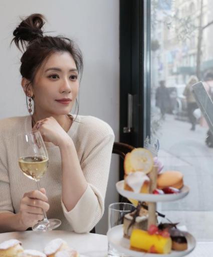 48岁贾静雯状态惊艳美貌依旧,贾静雯如何保持自己的颜值和身材