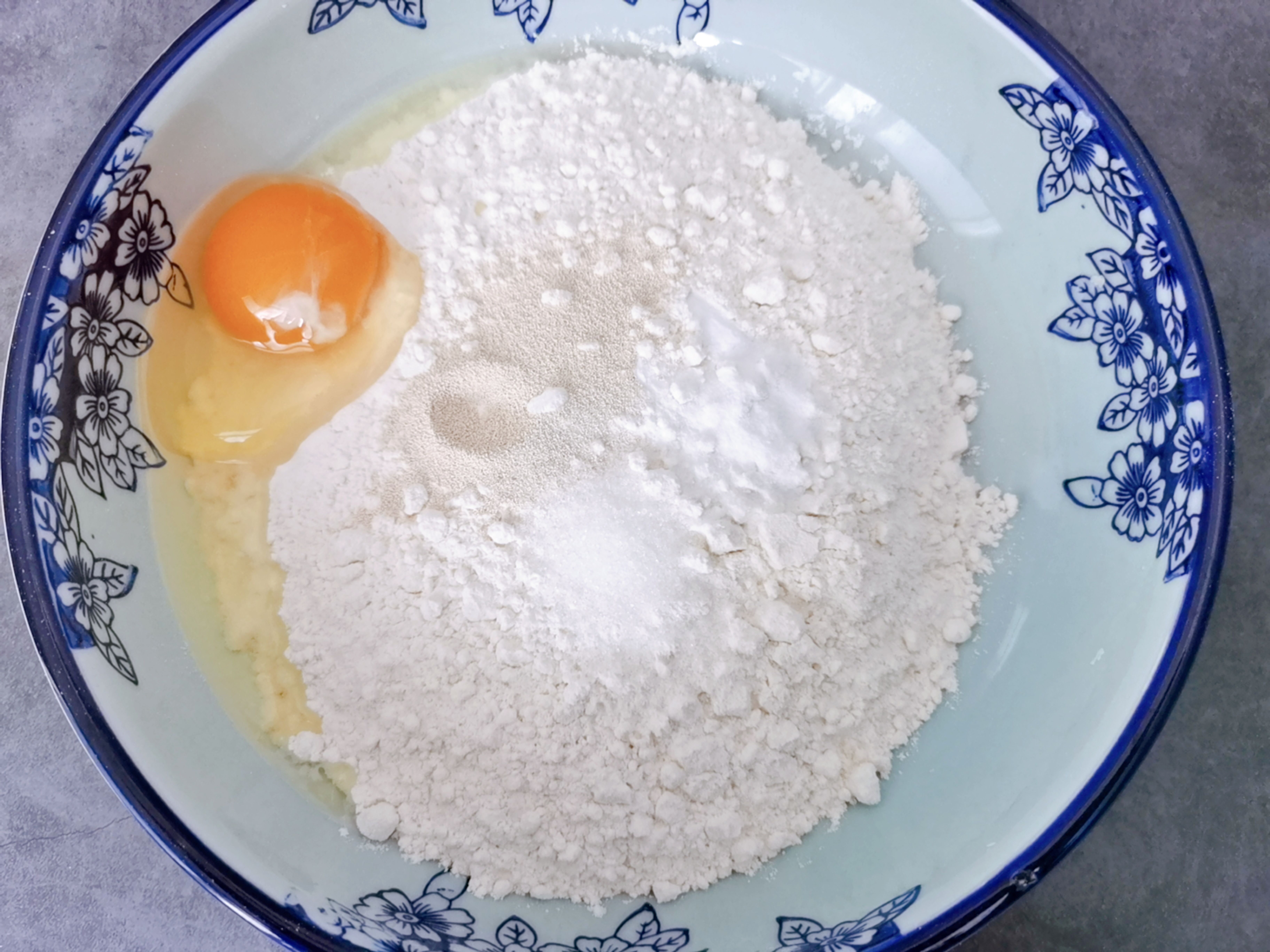 油条怎么炸才蓬松不需泡打粉,油条专用面粉炸油条的方法