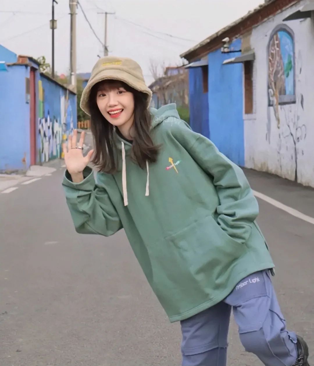 短发烫发2021流行发型40-50岁,2021年显脸小最流行的发型