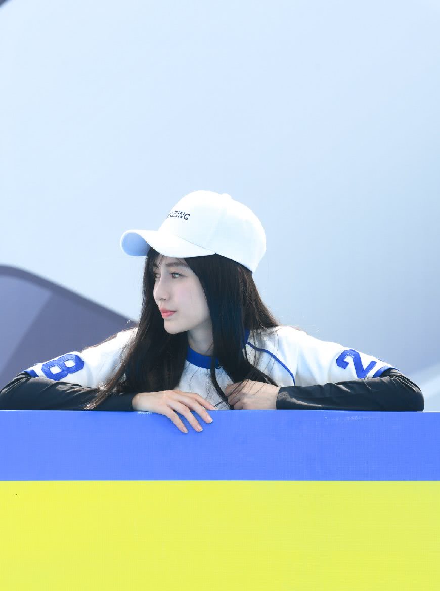 杨幂和baby同穿唯美星空裙,杨幂与杨颖同框运动鞋