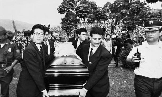 致命的乌龙球：他在世界杯上踢了个乌龙球，回国后被球迷乱枪打死