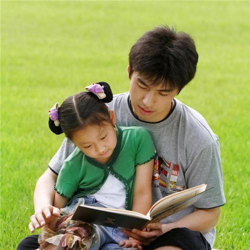 不给买糖孩子生气,因为不买玩具孩子崩溃的哭了