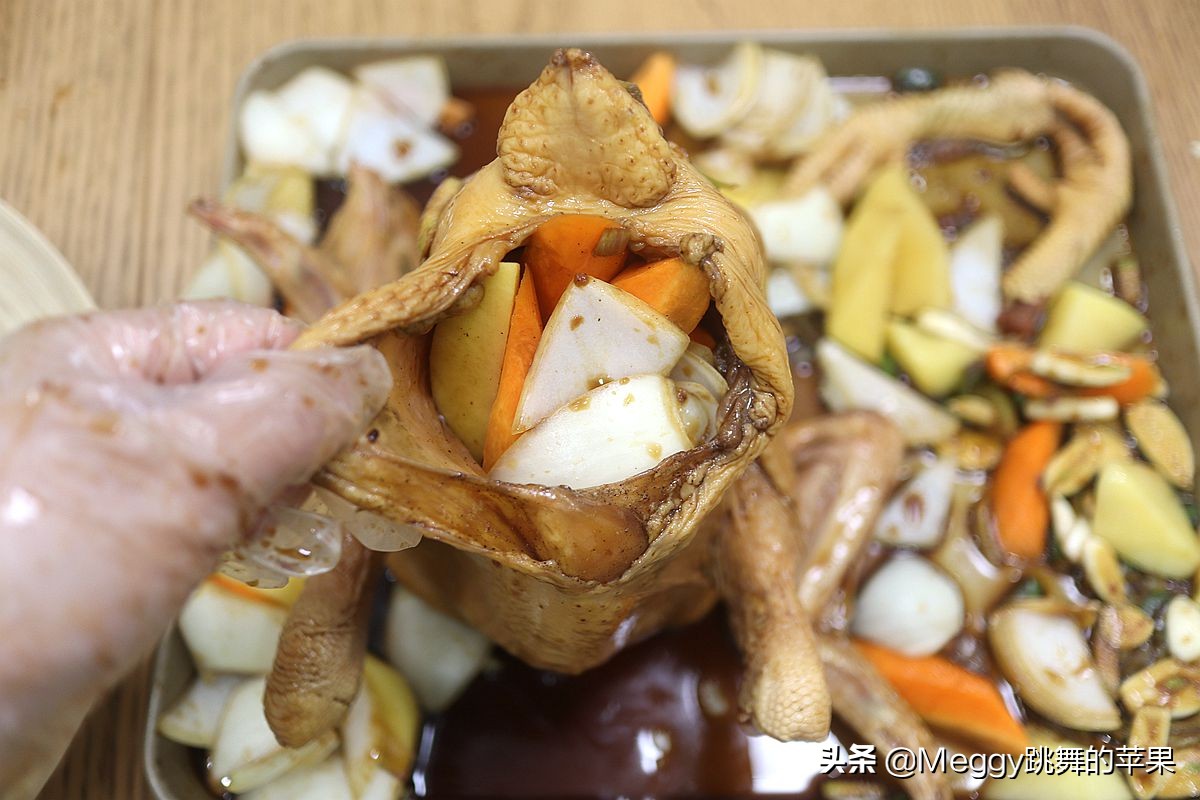 炭火烤全鸡怎么烤出外酥里嫩,焖烤全鸡也是一道杠杠的硬菜