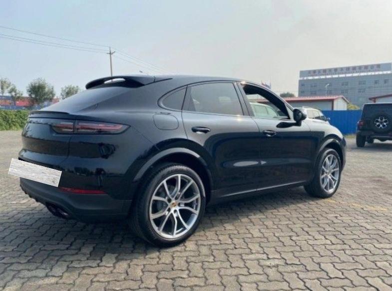 男子把车借给朋友结果小伙子后悔,男子借朋友保时捷开车