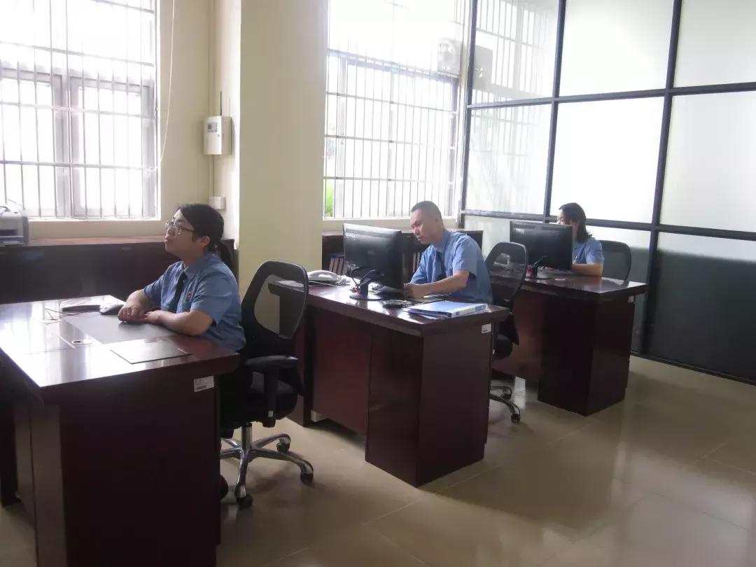 进入“高墙”内的世界，他们的一天工作开始了…