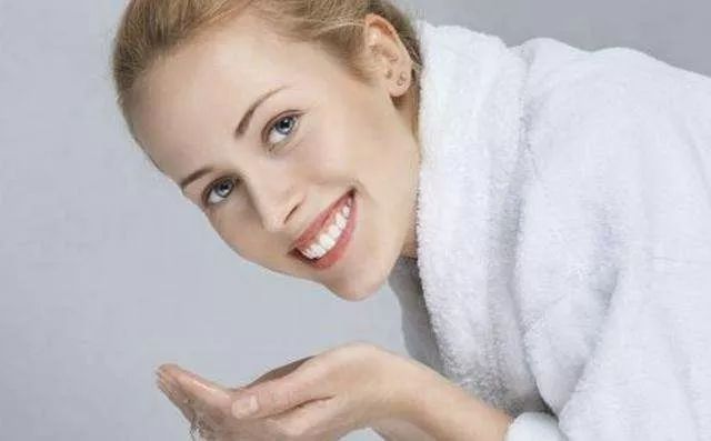 日常护肤毛孔粗大的小仙女,冬天毛孔粗大用啥粉底