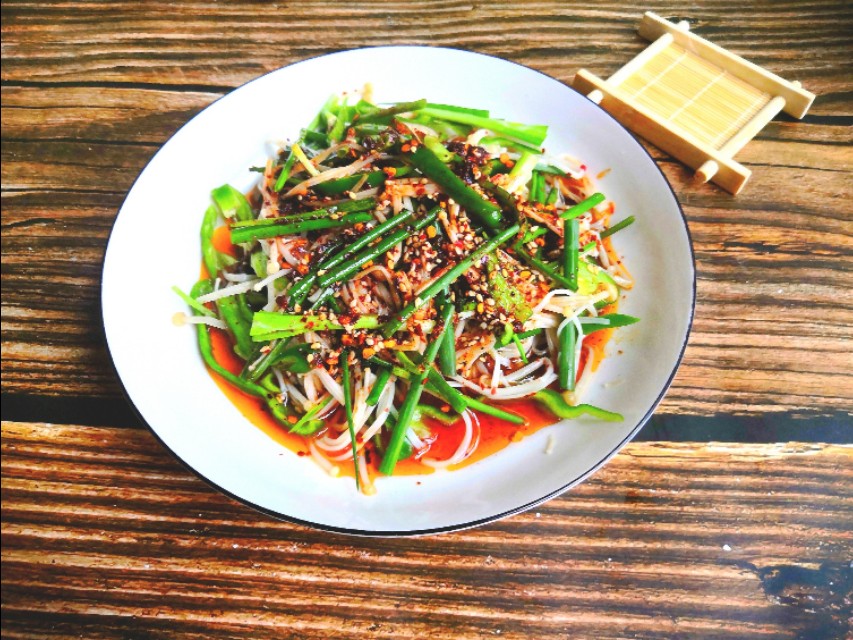 凉拌麻辣金针菇的料怎么调,黄瓜红油金针菇杏仁凉拌做法