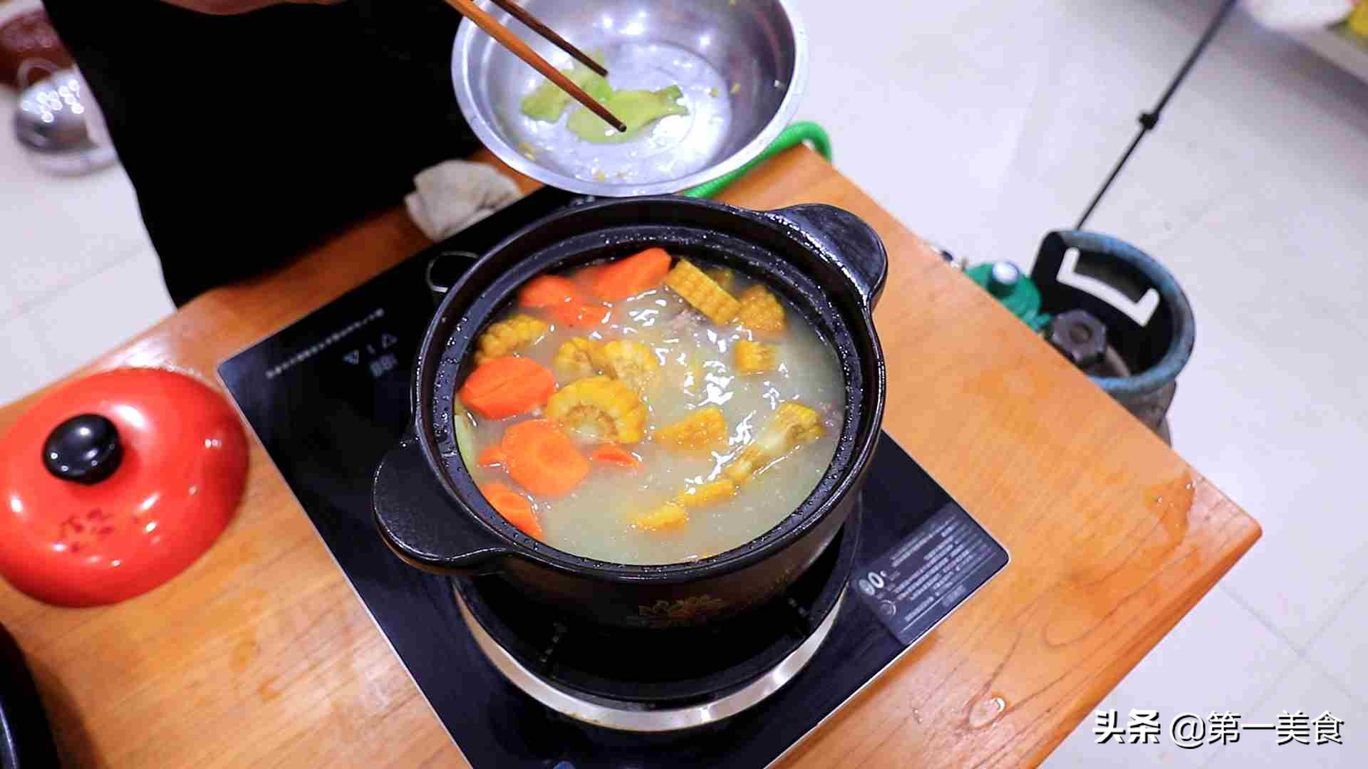 厨师长炖排骨玉米海带汤汤白肉嫩,厨师长分享排骨玉米汤的做法