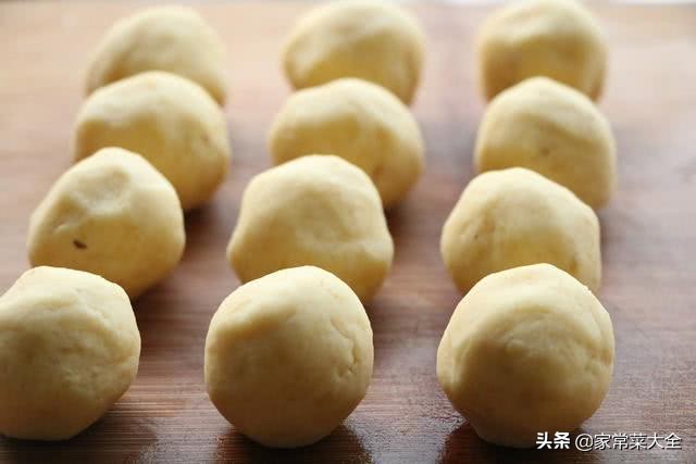 绿豆饼圆的厚的外皮像炸过一样,外皮软糯的绿豆饼10个的做法