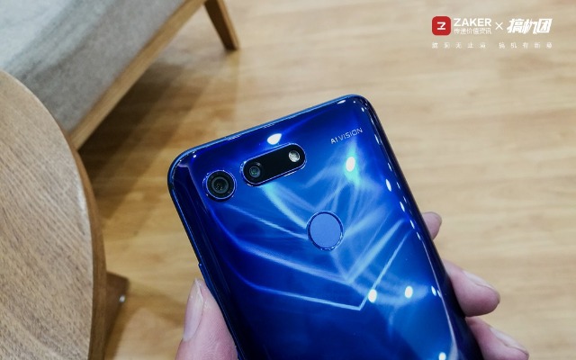 挖孔屏好用吗，相机自带8倍镜，能玩英雄联盟：光荣V20体验