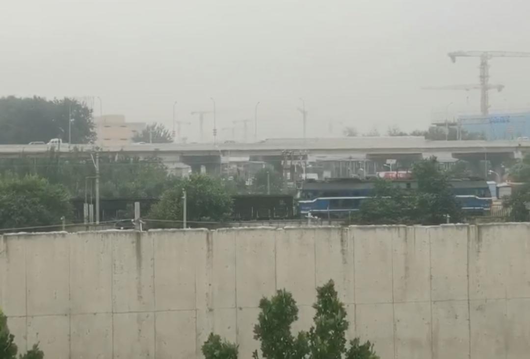 火车铁轨噪音装隔音窗,火车经过太吵隔音板真的隔音吗