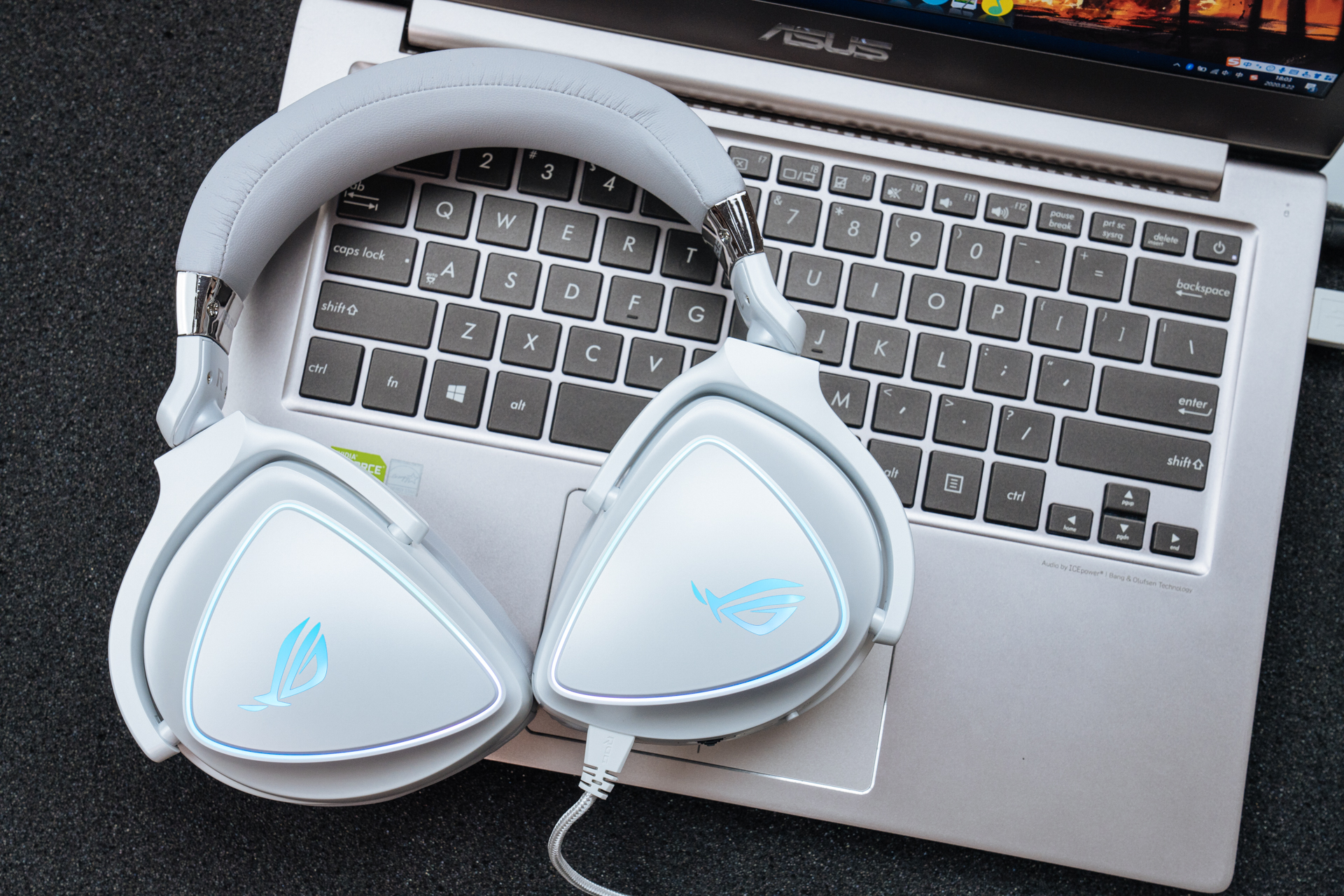 华硕rog月耀白蓝牙耳机,华硕rogdelta耳机评测