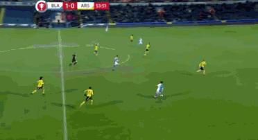 以前练体操的吧？U18神仙球：狂奔+空翻+插手他一家子都是球星