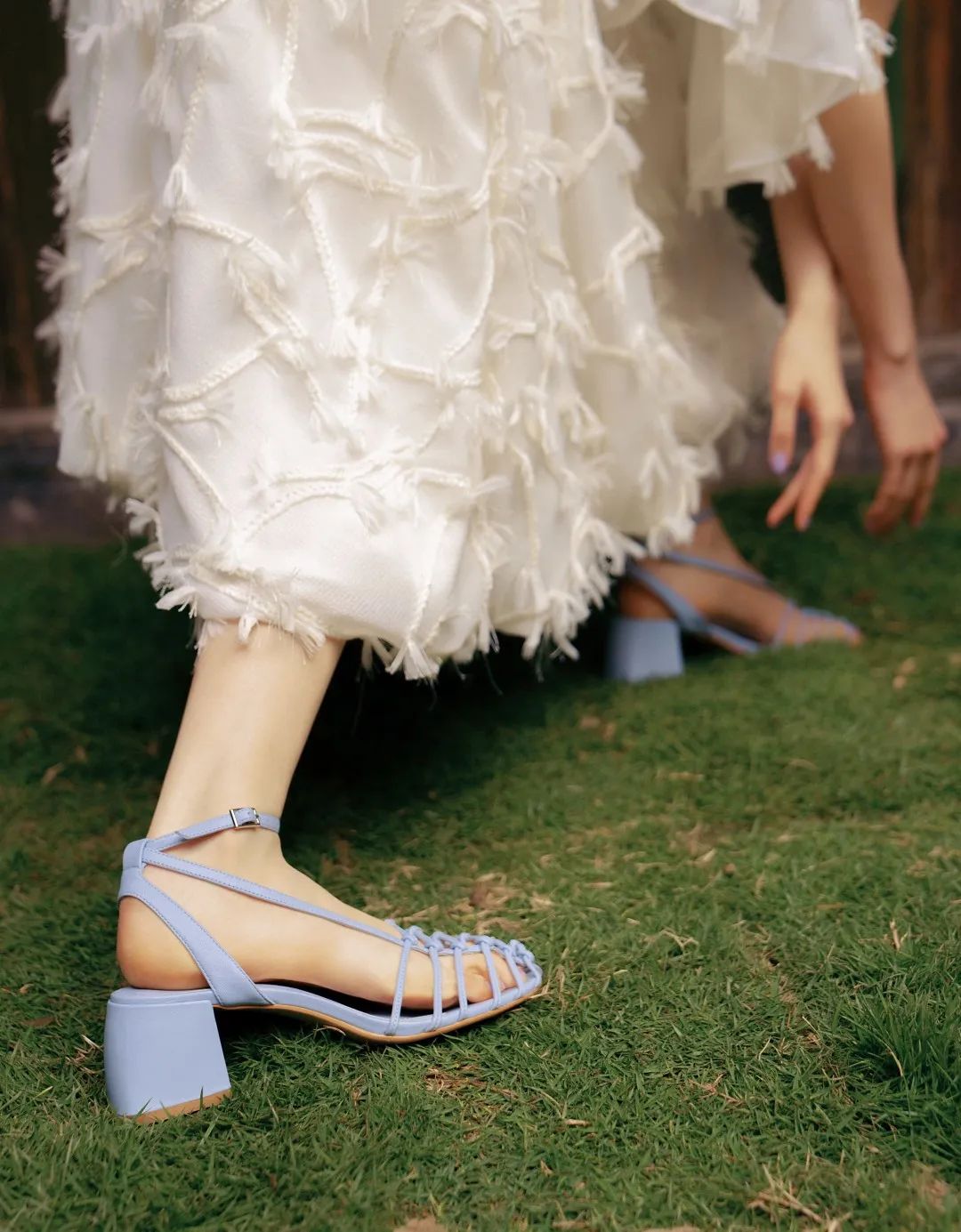 今年最火的4款凉鞋清爽又时髦,一双土到极致的凉鞋就是潮