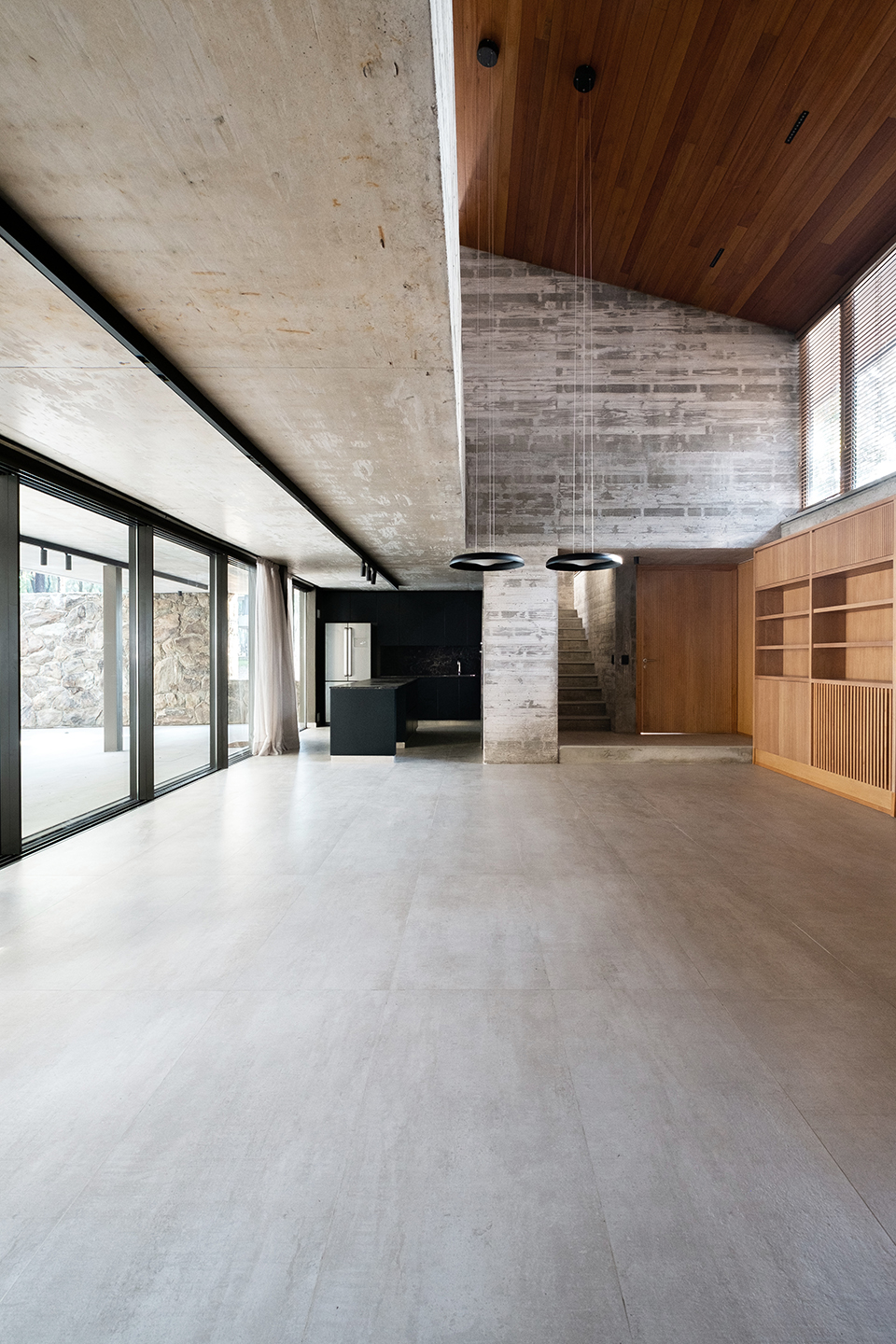 顺应场地高差，面向湖景：这个住宅看起来旧旧的，内部却光影斑驳