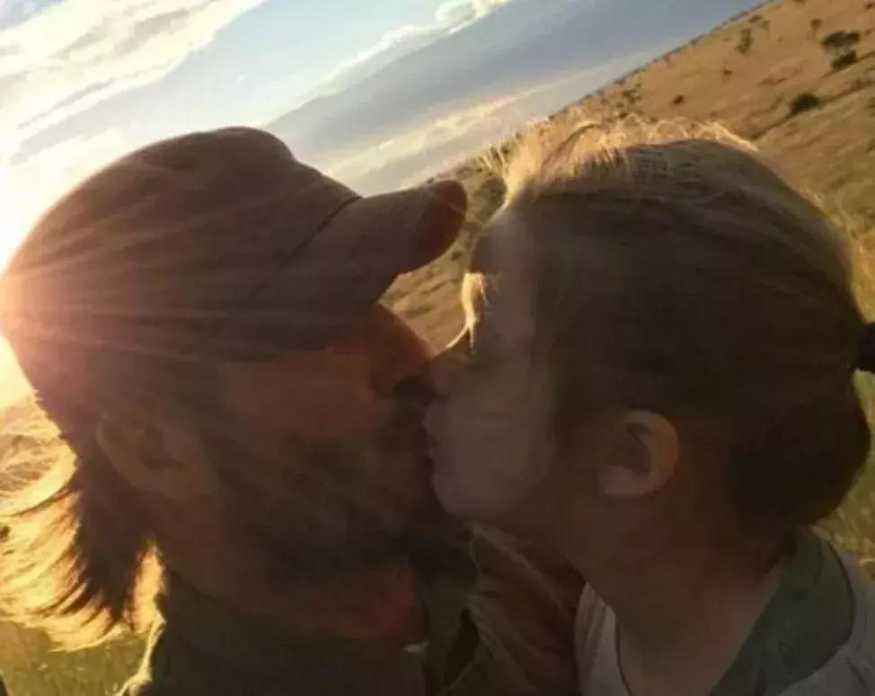 小七甜蜜献吻贝克汉姆,贝克汉姆吻小七引争议视频