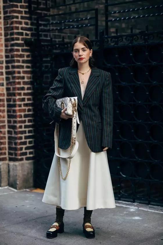 “矮个”女生，尽量避免这4种穿搭，显胖容易显矮，你中招了几个