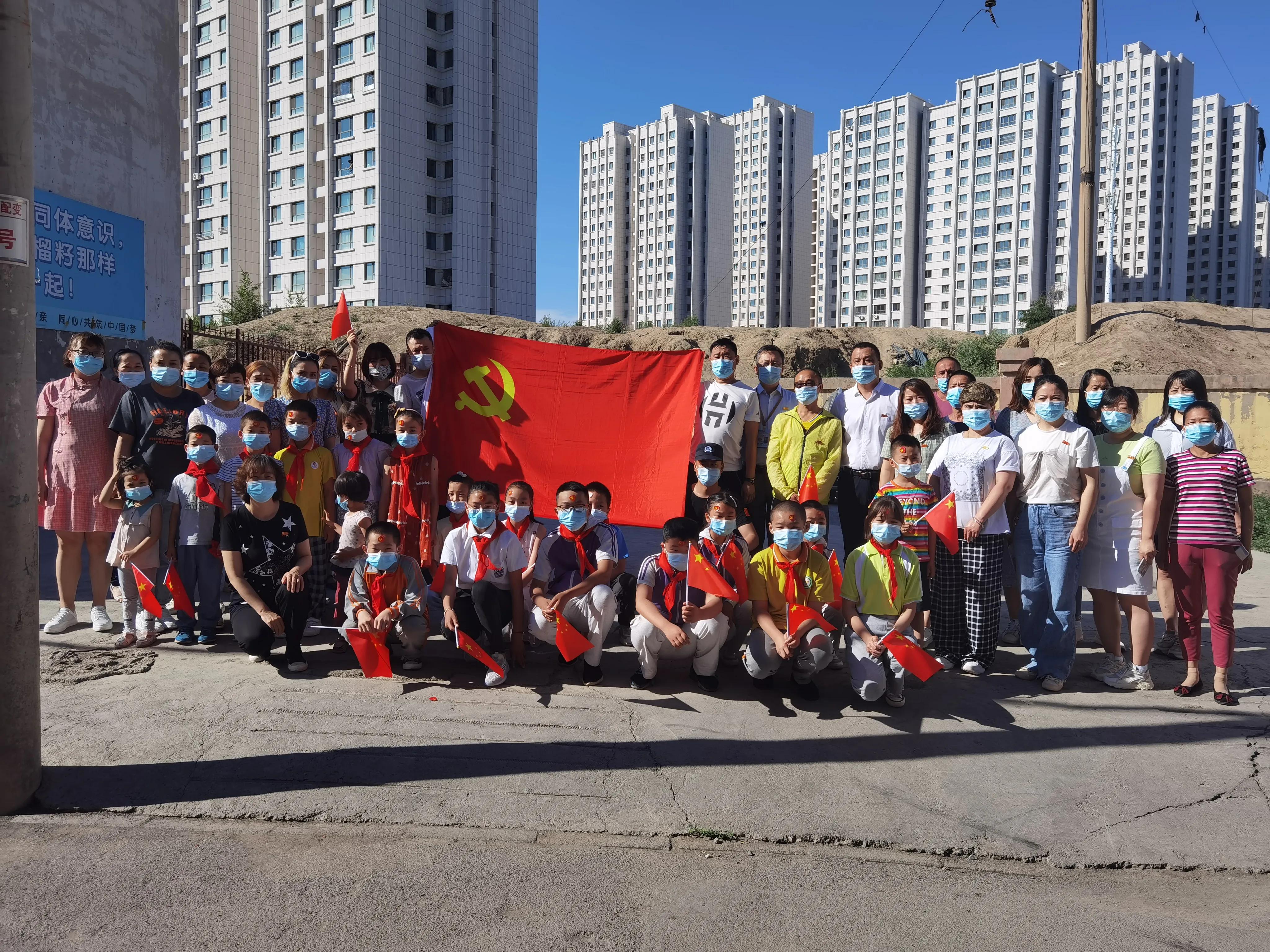 乡镇开展党旗映天山主题党日活动,肃州区金河社区主题党日活动