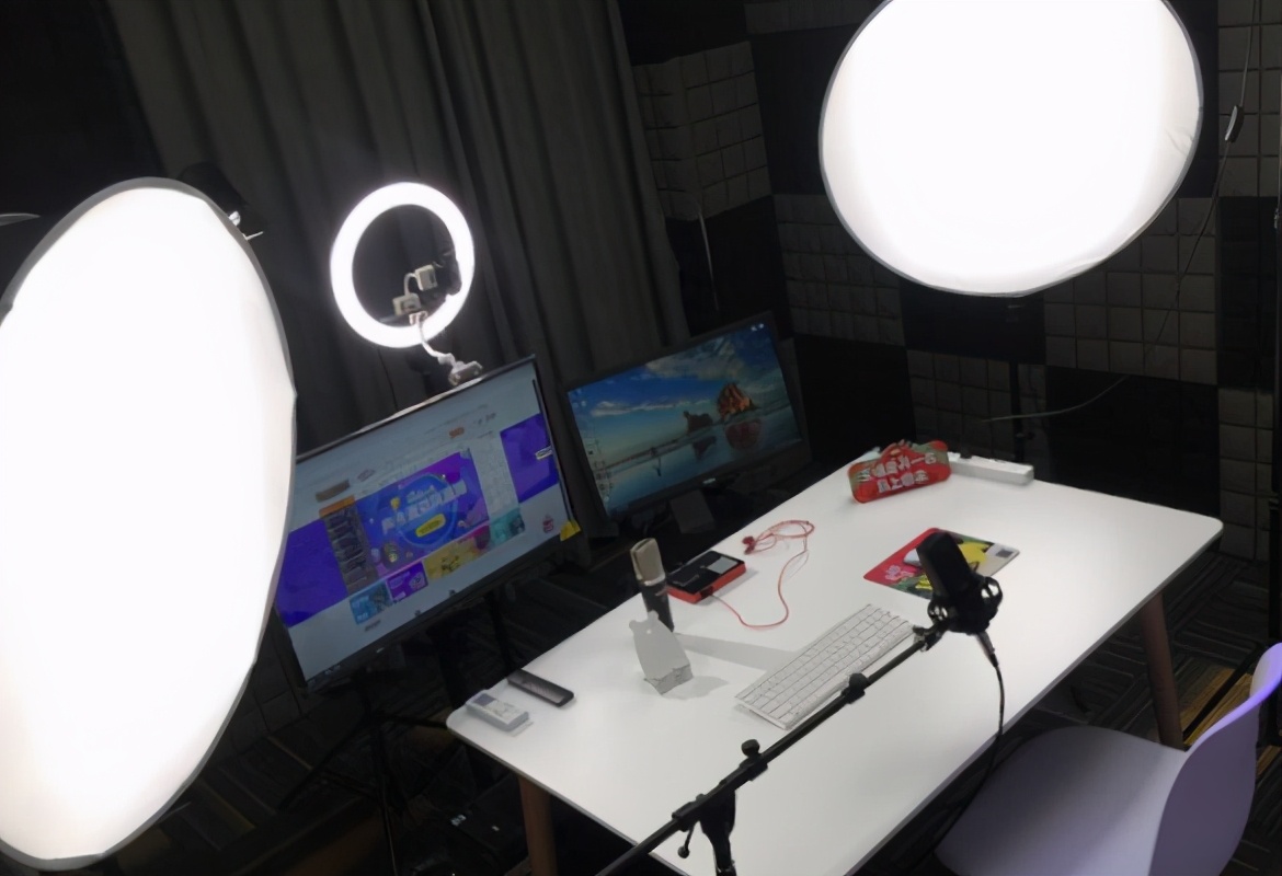 初中生扎堆直播妄想暴富，李佳琦背后团队曝光：醒醒吧，孩子