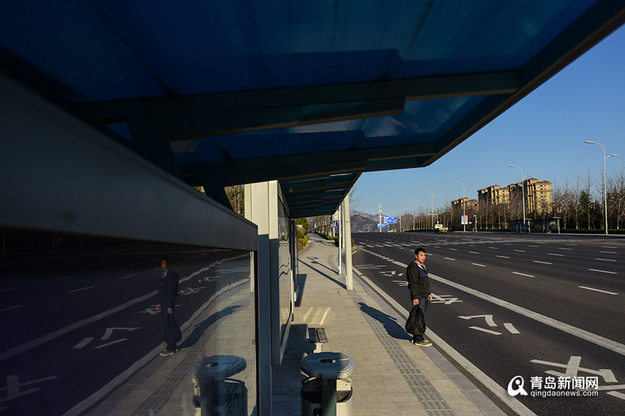 白天拌水泥，晚上写诗歌…青岛这位农民工在地下室写出几十万字小说