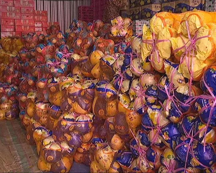 水果批发市场内堵车怎么解决,人多车多路上堵