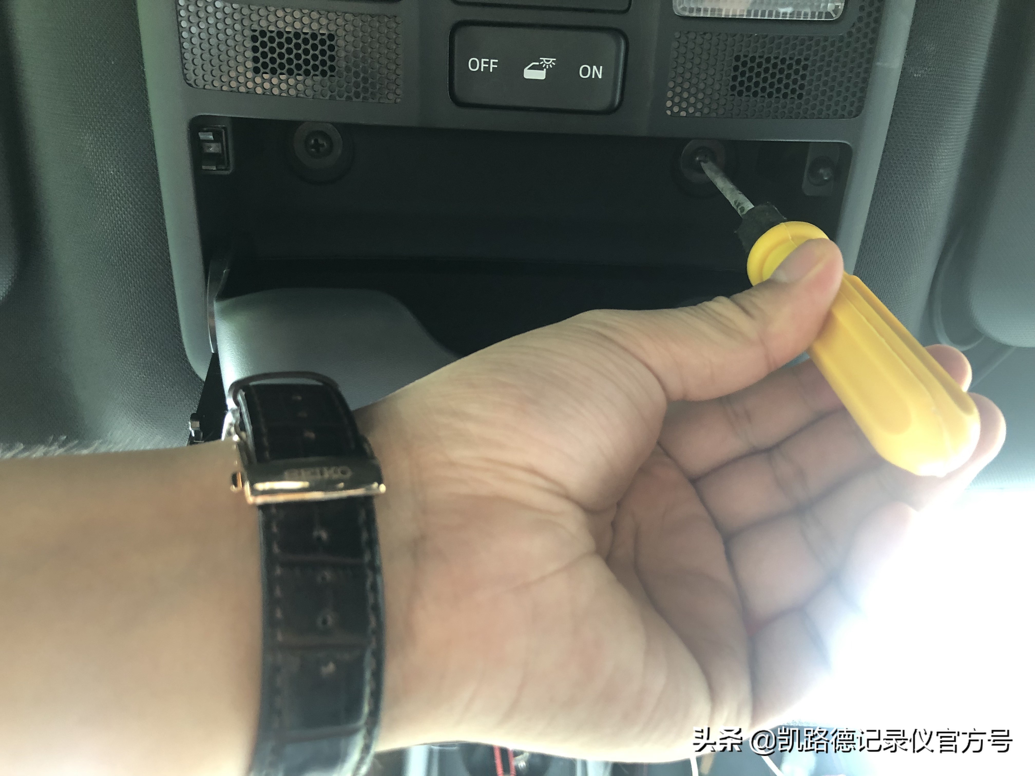 马自达CX-4安装凯路德C1行车记录仪教程，阅读灯天窗免走线