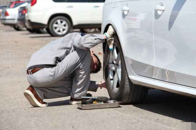 家用车轮胎怎么换,家用轿车轮胎自己怎么换