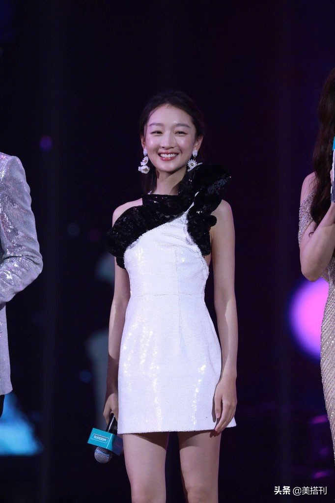 周冬雨黑色礼服写真凹造型,周冬雨身材娇小可爱十分美丽动人