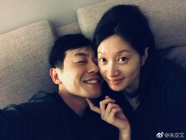 朱亚文硬汉也会秀恩爱,朱亚文行走的荷尔蒙真实的暖男